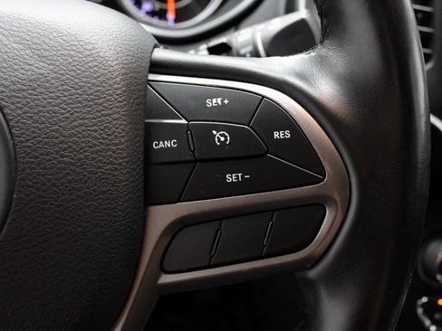 Used 2020 Jeep Cherokee Latitude Plus w/ Comfort/Convenience Group AWD/4WD image 29