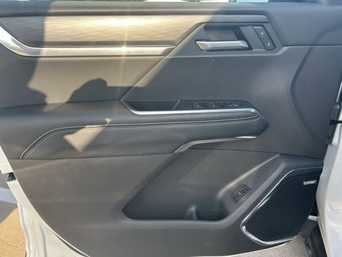 Used 2025 GMC Acadia Elevation image 9