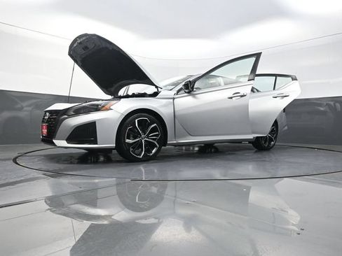 Used 2024 Nissan Altima 2.5 SR FWD image 41