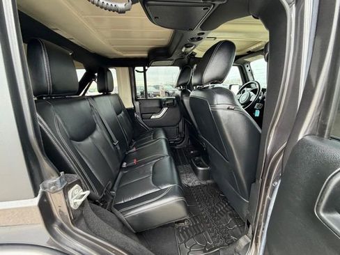 Used 2017 Jeep Wrangler Unlimited Sahara w/ Connectivity Group AWD/4WD image 22