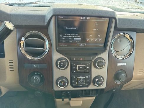 Used 2014 Ford F250 Lariat w/ Lariat Interior Package image 15