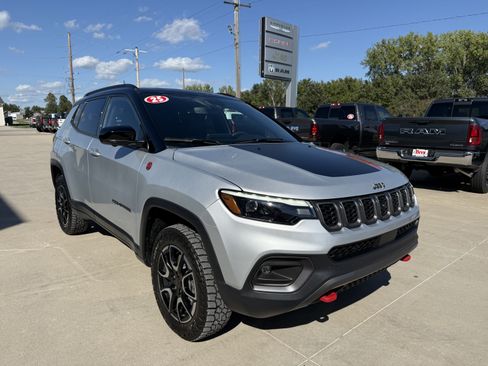 Used 2025 Jeep Compass Trailhawk w/ Trailhawk Elite Group AWD/4WD image 37