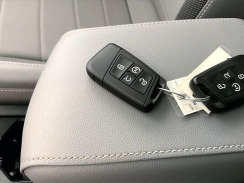 Certified 2023 Volkswagen Taos SE w/ Panoramic Sunroof Package image 11