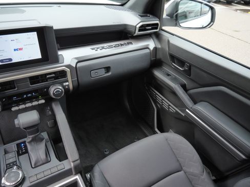 Certified 2025 Toyota Tacoma SR5 AWD/4WD image 12