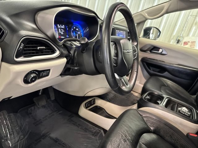 Used 2020 Chrysler Pacifica Touring-L FWD image 43