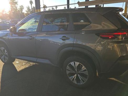 Used 2023 Nissan Rogue SV image 4
