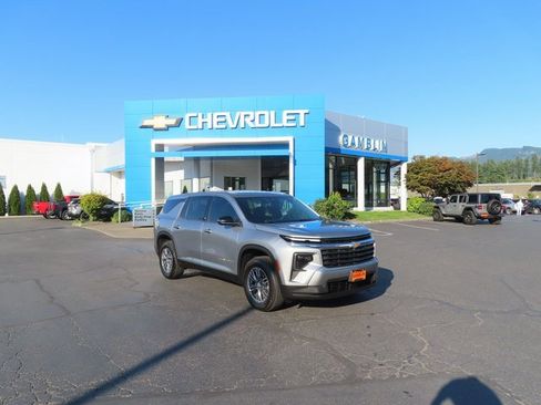 Used 2024 Chevrolet Traverse LS image 39