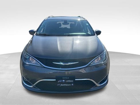 Used 2018 Chrysler Pacifica Touring-L image 9