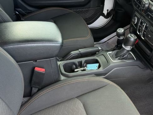 Used 2021 Jeep Gladiator Willys image 16