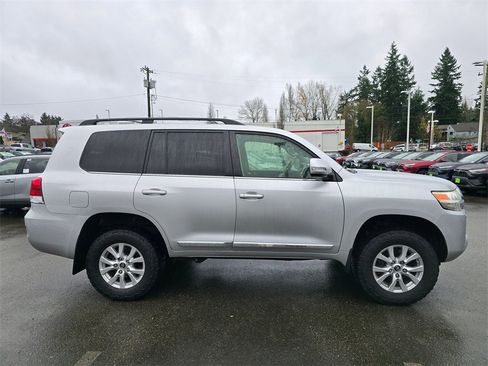 Used 2016 Toyota Land Cruiser image 8
