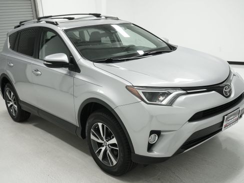 Used 2018 Toyota RAV4 XLE FWD image 3
