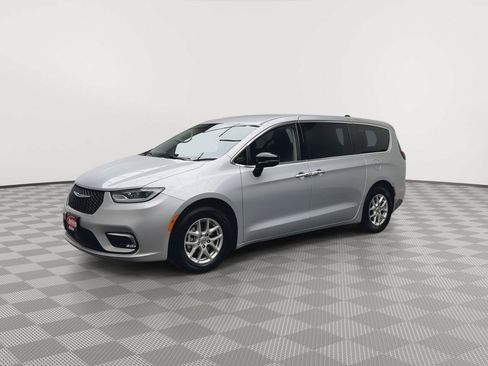 Used 2024 Chrysler Pacifica Touring-L FWD image 34