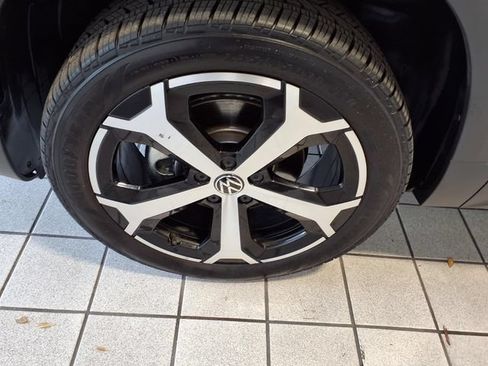 Used 2025 Volkswagen Taos SEL AWD/4WD image 5