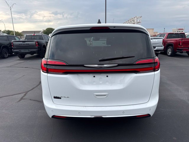 Used 2025 Chrysler Pacifica Select FWD image 4