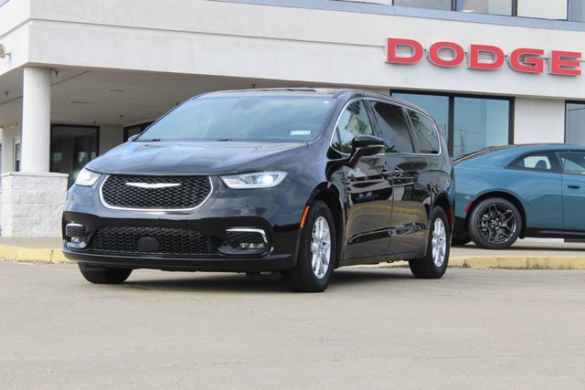 Used 2025 Chrysler Pacifica Select FWD image 1