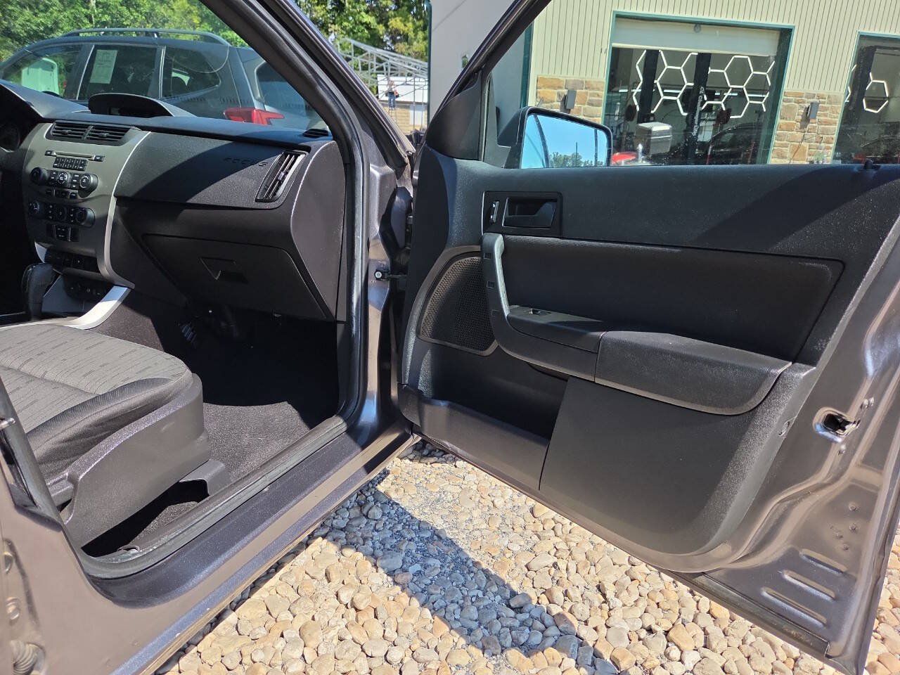 Used 2010 Ford Focus SE FWD image 22