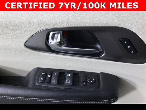 Used 2023 Chrysler Pacifica Touring-L image 19