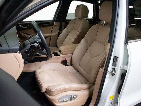 Certified 2025 Porsche Macan image 5