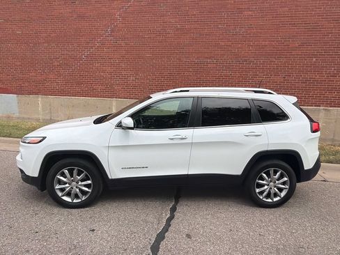 Used 2018 Jeep Cherokee Limited AWD/4WD image 2