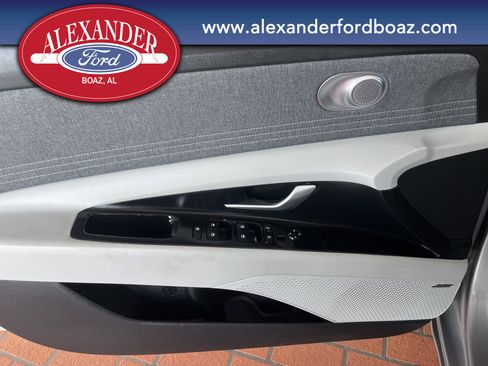 Used 2025 Hyundai Elantra Limited image 10