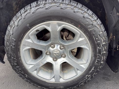 Used 2018 RAM 1500 Laramie AWD/4WD image 18