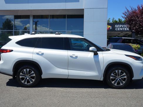 Used 2022 Toyota Highlander XLE AWD/4WD image 6