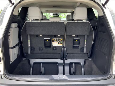 Used 2025 Toyota Sienna XLE w/ XLE Plus Package FWD image 34