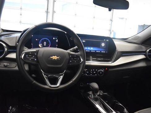 Used 2025 Chevrolet Trax LT w/ LT Convenience Package FWD image 22