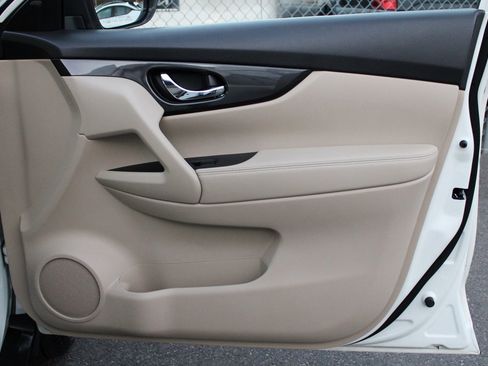 Certified 2020 Nissan Rogue SV image 17