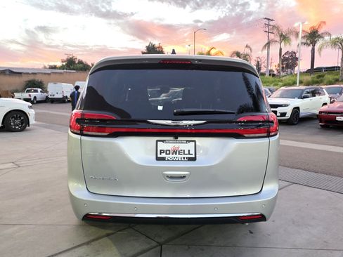 New 2026 Chrysler Pacifica Select image 4
