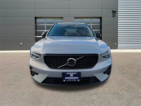 Used 2025 Volvo XC40 B5 Plus image 2