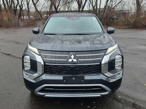 Used 2025 Mitsubishi Outlander SE image 2