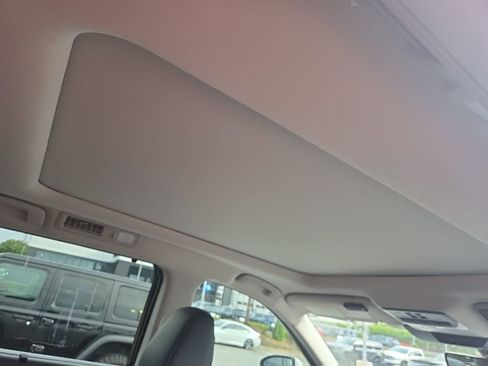 Used 2025 Nissan Pathfinder Platinum FWD image 13