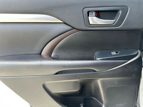 Used 2018 Toyota Highlander XLE FWD image 16