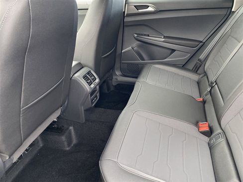 New 2026 Volkswagen Taos SE image 13