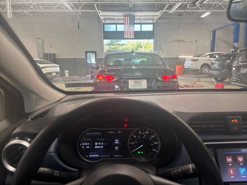 Used 2025 Nissan Versa SV FWD image 27