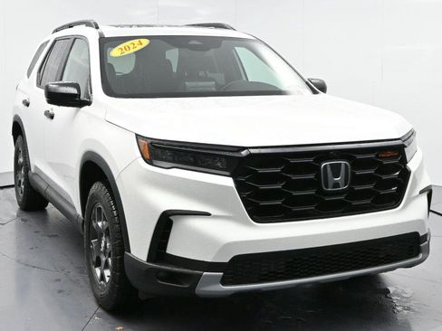 Used 2024 Honda Pilot TrailSport image 2