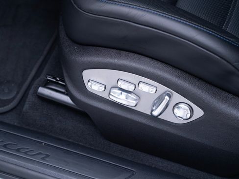 Certified 2026 Porsche Macan AWD/4WD image 16