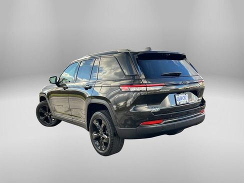 Used 2024 Jeep Grand Cherokee Limited w/ Luxury Tech Group II image 2