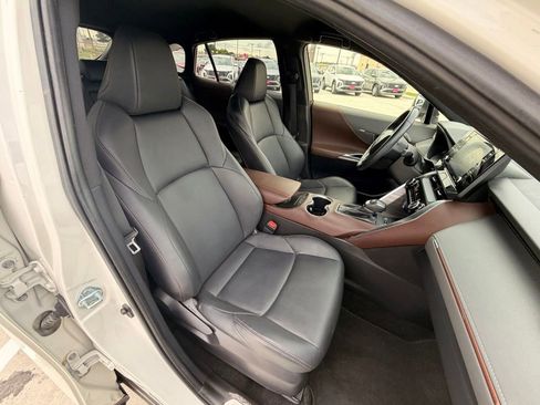 Used 2022 Toyota Venza XLE AWD/4WD image 23
