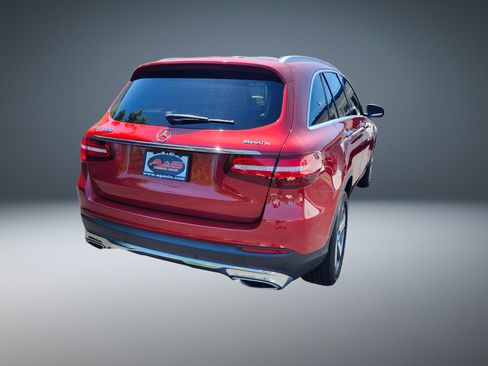 Used 2018 Mercedes-Benz GLC 300 4MATIC image 3