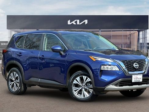 Used 2023 Nissan Rogue SV image 2