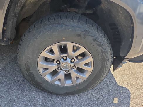 Used 2016 Toyota Tacoma SR5 w/ SR5 Appearance Package (SN) AWD/4WD image 2
