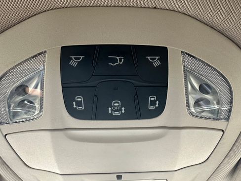 Used 2020 Chrysler Pacifica Touring-L FWD image 31
