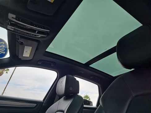 Used 2022 Porsche Cayenne Platinum Edition image 31