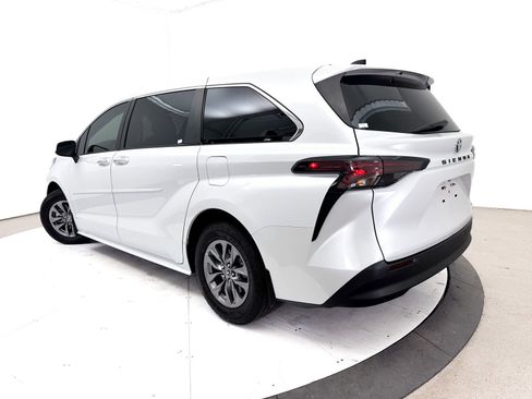 Used 2023 Toyota Sienna XLE w/ Protection Package (TMS) FWD image 2