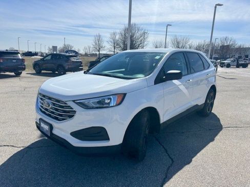 Used 2021 Ford Edge SE image 3