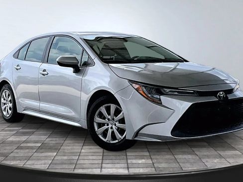 Used 2021 Toyota Corolla LE w/ Carpet Mat Package (TMS) FWD image 3