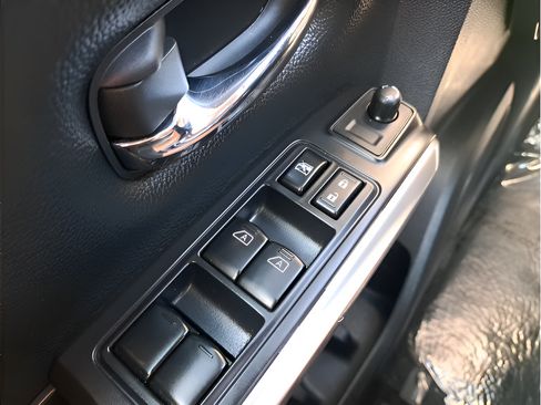 Used 2022 Nissan Titan SV AWD/4WD image 25