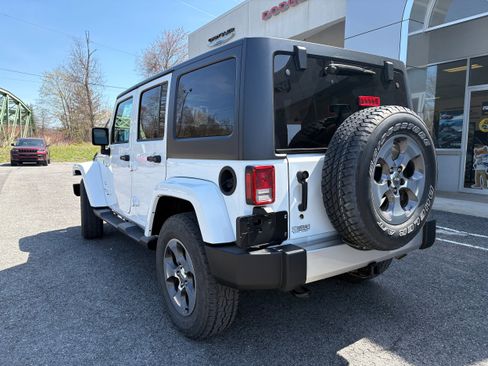 Certified 2017 Jeep Wrangler Unlimited Sahara w/ Connectivity Group image 10
